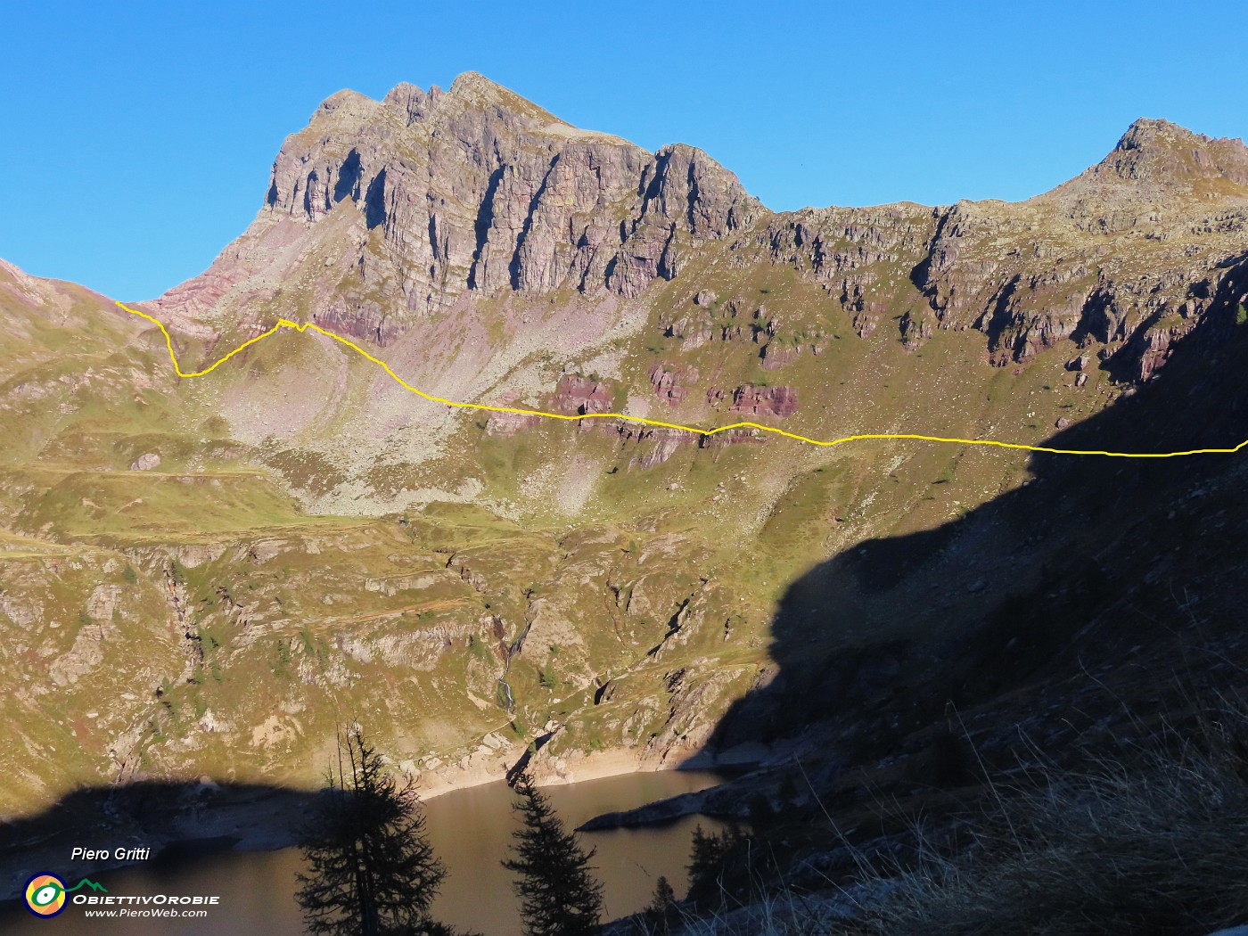 68 Versante nord del Monte Corte con tracciato sommario sentiero per il Passo di Valsanguigno W.JPG